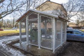Izbūvēts pirmais tipveida slēgtais atkritumu konteineru novietošanas laukums Jelgavā 